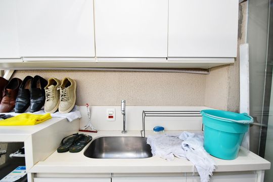 Comprar apartamento mobiliado em Pinheiros com 3 quartos, varanda e piscina no condomínio. — lavanderia