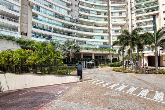 Comprar apartamento mobiliado em Pinheiros com 3 quartos, varanda e piscina no condomínio. — fachada do predio