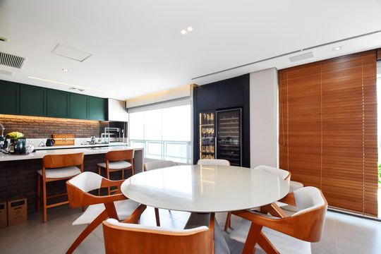 Comprar apartamento mobiliado em Pinheiros com 3 quartos, varanda e piscina no condomínio. — Sala de jantar