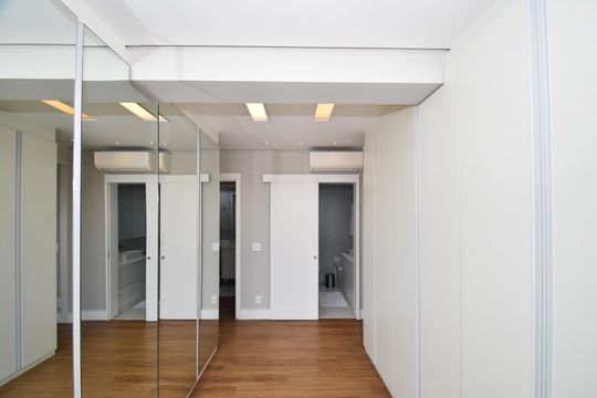Comprar apartamento mobiliado em Pinheiros com 3 quartos, varanda e piscina no condomínio. — closet quarto 2