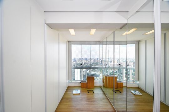 Comprar apartamento mobiliado em Pinheiros com 3 quartos, varanda e piscina no condomínio. — closet quarto 2