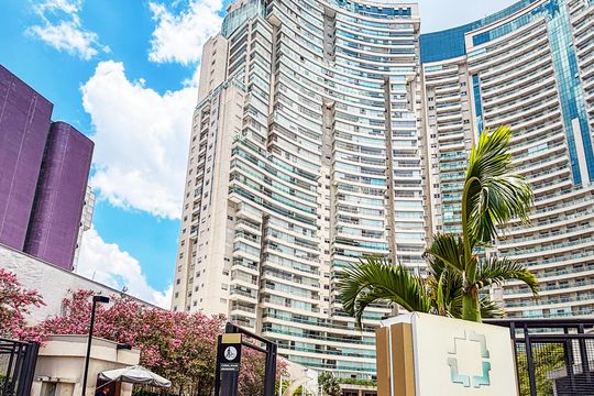 Comprar apartamento mobiliado em Pinheiros com 3 quartos, varanda e piscina no condomínio. — fachada do predio
