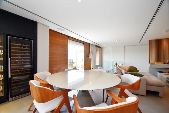 Comprar apartamento mobiliado em Pinheiros com 3 quartos, varanda e piscina no condomínio. — Sala de jantar