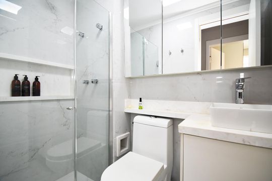 Comprar apartamento mobiliado em Pinheiros com 3 quartos, varanda e piscina no condomínio. — banheiro