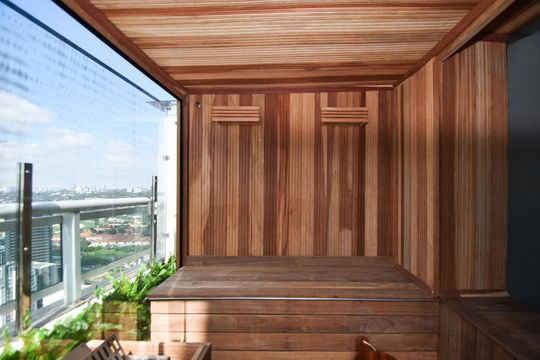 Comprar apartamento mobiliado em Pinheiros com 3 quartos, varanda e piscina no condomínio. — Varanda da sala com furo, churrasqueira e sauna