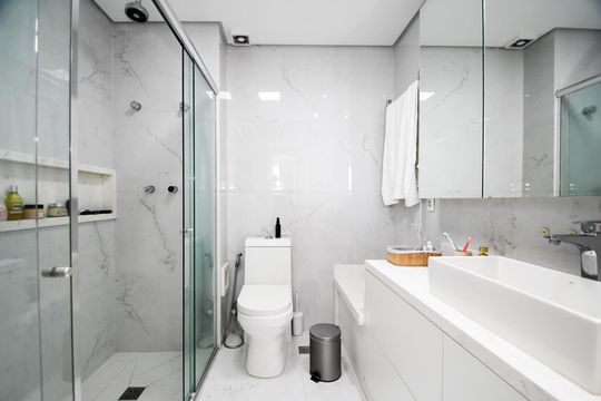 Comprar apartamento mobiliado em Pinheiros com 3 quartos, varanda e piscina no condomínio. — banheiro quarto 2