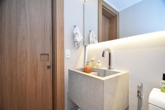 Comprar apartamento mobiliado em Pinheiros com 3 quartos, varanda e piscina no condomínio. — lavabo
