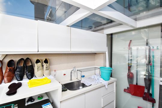 Comprar apartamento mobiliado em Pinheiros com 3 quartos, varanda e piscina no condomínio. — lavanderia