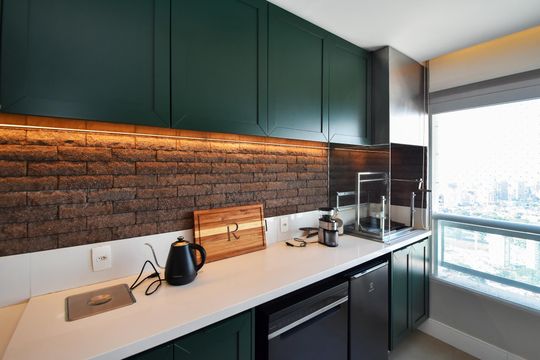 Comprar apartamento mobiliado em Pinheiros com 3 quartos, varanda e piscina no condomínio. — cozinha 1