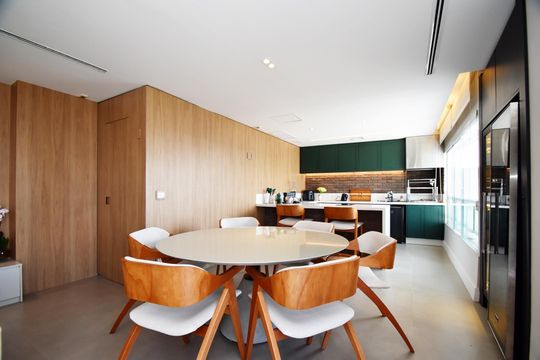 Comprar apartamento mobiliado em Pinheiros com 3 quartos, varanda e piscina no condomínio. — Sala de jantar