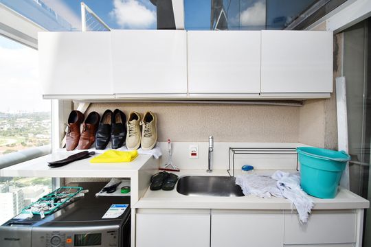 Comprar apartamento mobiliado em Pinheiros com 3 quartos, varanda e piscina no condomínio. — lavanderia