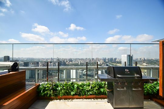 Comprar apartamento mobiliado em Pinheiros com 3 quartos, varanda e piscina no condomínio. — Varanda da sala com furo, churrasqueira e sauna