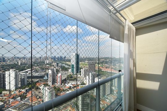 Comprar apartamento mobiliado em Pinheiros com 3 quartos, varanda e piscina no condomínio. — quarto 2