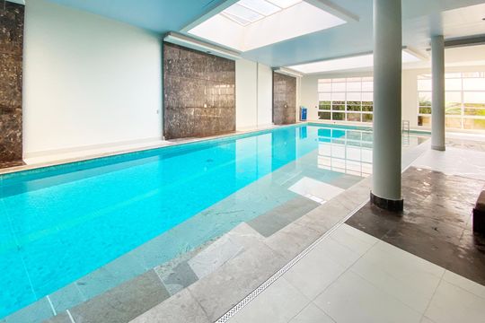 Comprar apartamento mobiliado em Pinheiros com 3 quartos, varanda e piscina no condomínio. — pisicna coberta