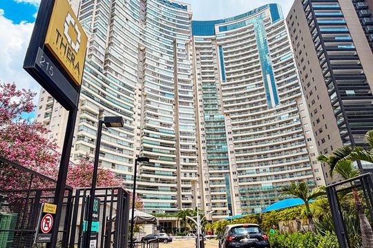 Comprar apartamento mobiliado em Pinheiros com 3 quartos, varanda e piscina no condomínio. — fachada do predio