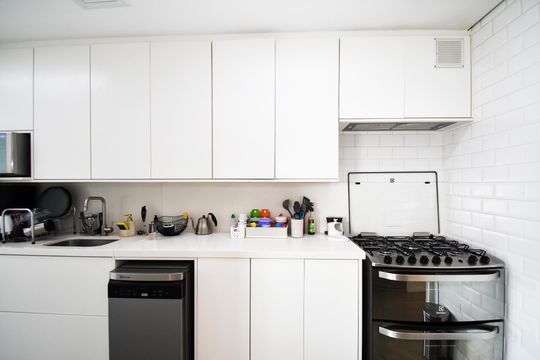Comprar apartamento mobiliado em Pinheiros com 3 quartos, varanda e piscina no condomínio. — cozinha 2