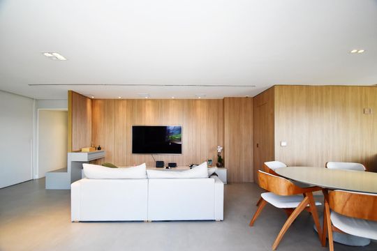 Comprar apartamento mobiliado em Pinheiros com 3 quartos, varanda e piscina no condomínio. — Sala de estar