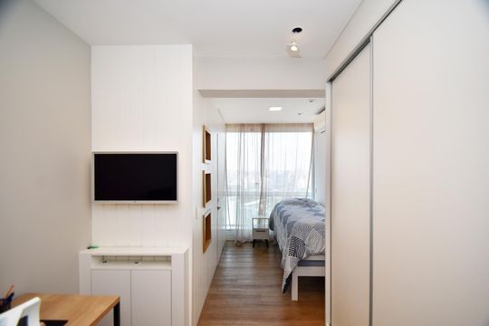 Comprar apartamento mobiliado em Pinheiros com 3 quartos, varanda e piscina no condomínio. — quarto 1