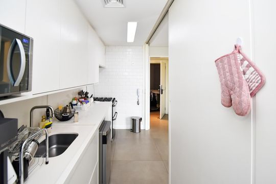 Comprar apartamento mobiliado em Pinheiros com 3 quartos, varanda e piscina no condomínio. — cozinha 2