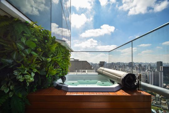 Comprar apartamento mobiliado em Pinheiros com 3 quartos, varanda e piscina no condomínio. — Varanda da sala com furo, churrasqueira e sauna