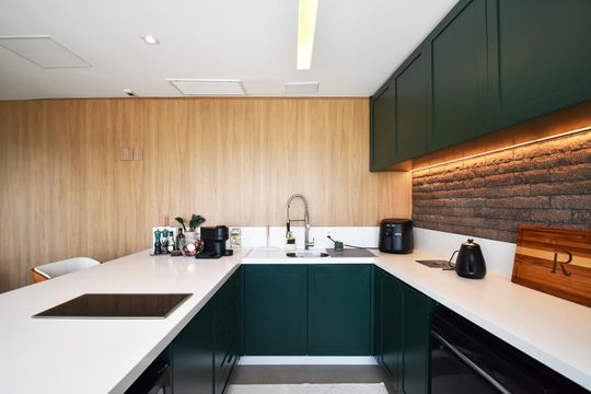 Comprar apartamento mobiliado em Pinheiros com 3 quartos, varanda e piscina no condomínio. — cozinha 1