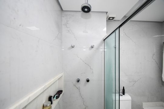 Comprar apartamento mobiliado em Pinheiros com 3 quartos, varanda e piscina no condomínio. — banheiro quarto 2