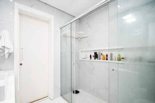 Comprar apartamento mobiliado em Pinheiros com 3 quartos, varanda e piscina no condomínio. — banheiro quarto 2