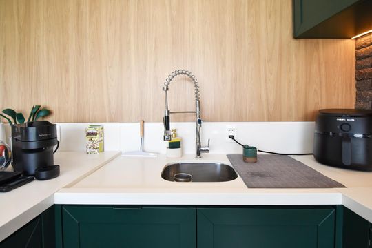 Comprar apartamento mobiliado em Pinheiros com 3 quartos, varanda e piscina no condomínio. — cozinha 1