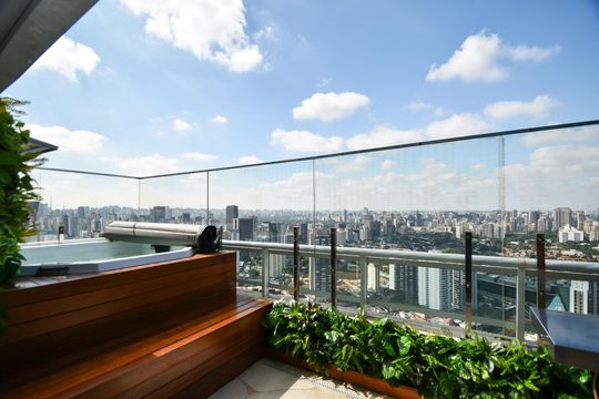 Comprar apartamento mobiliado em Pinheiros com 3 quartos, varanda e piscina no condomínio. — Varanda da sala com furo, churrasqueira e sauna