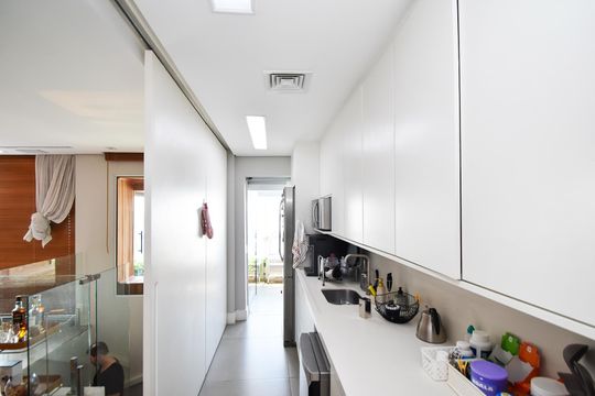 Comprar apartamento mobiliado em Pinheiros com 3 quartos, varanda e piscina no condomínio. — cozinha 2