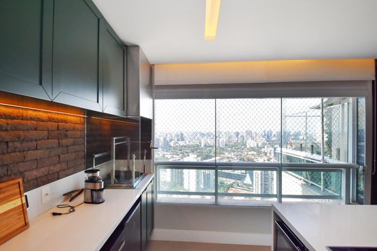 Comprar apartamento mobiliado em Pinheiros com 3 quartos, varanda e piscina no condomínio. — cozinha 1