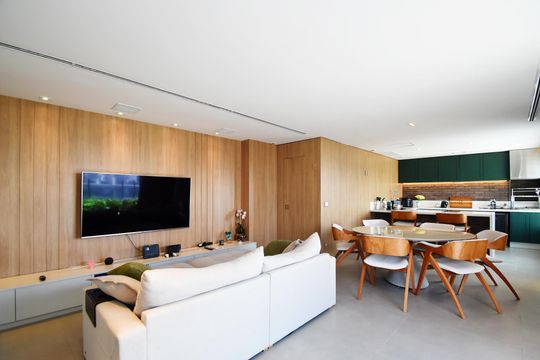 Comprar apartamento mobiliado em Pinheiros com 3 quartos, varanda e piscina no condomínio. — Sala de estar