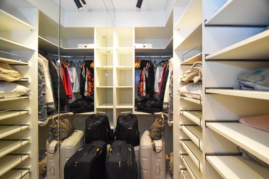 Comprar apartamento mobiliado em Pinheiros com 3 quartos, varanda e piscina no condomínio. — closet quarto 3