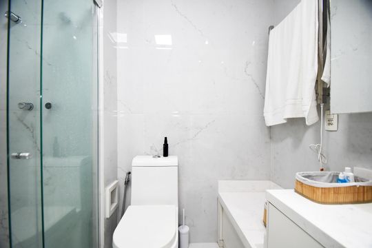 Comprar apartamento mobiliado em Pinheiros com 3 quartos, varanda e piscina no condomínio. — banheiro quarto 2