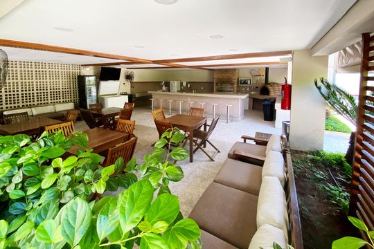 Comprar apartamento mobiliado em Pinheiros com 3 quartos, varanda e piscina no condomínio. — churrasqueira