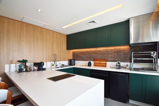 Comprar apartamento mobiliado em Pinheiros com 3 quartos, varanda e piscina no condomínio. — cozinha 1