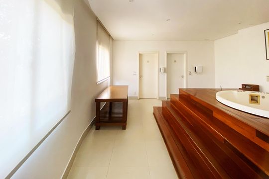 Comprar apartamento mobiliado em Pinheiros com 3 quartos, varanda e piscina no condomínio. — furo e sauna