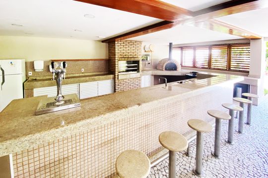 Comprar apartamento mobiliado em Pinheiros com 3 quartos, varanda e piscina no condomínio. — churrasqueira