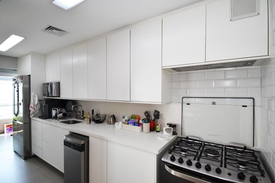 Comprar apartamento mobiliado em Pinheiros com 3 quartos, varanda e piscina no condomínio. — cozinha 2