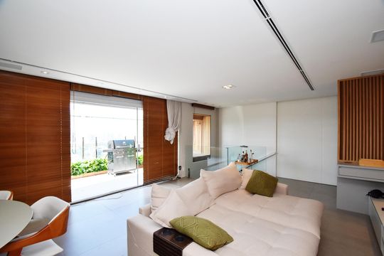 Comprar apartamento mobiliado em Pinheiros com 3 quartos, varanda e piscina no condomínio. — Sala de estar