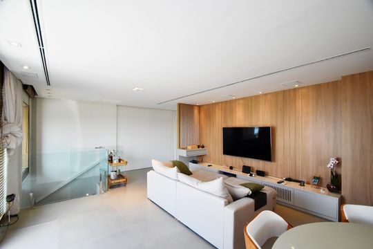 Comprar apartamento mobiliado em Pinheiros com 3 quartos, varanda e piscina no condomínio. — Sala de estar