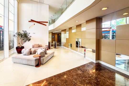 Comprar apartamento mobiliado em Pinheiros com 3 quartos, varanda e piscina no condomínio. — hall de entrada