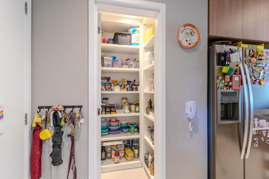 Comprar apartamento mobiliado com 3 quartos. — Cozinha