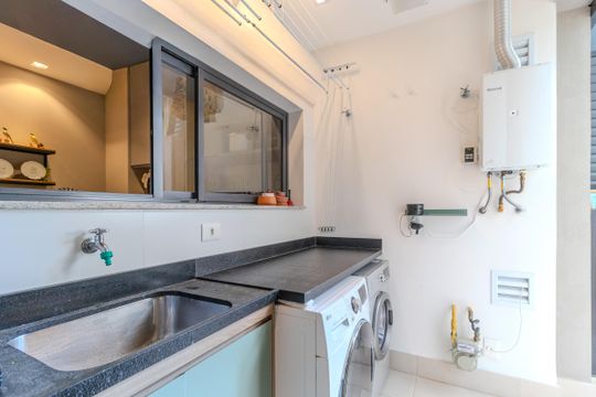 Comprar apartamento mobiliado com 3 quartos. — Área de serviço