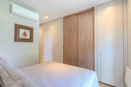 Comprar apartamento mobiliado com 3 quartos. — Quarto