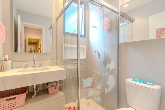 Comprar apartamento mobiliado com 3 quartos. — Banheiro
