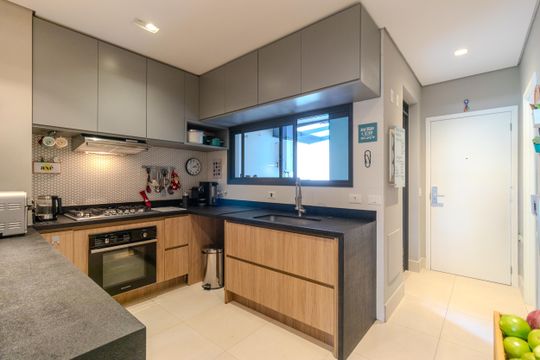 Comprar apartamento mobiliado com 3 quartos. — Cozinha