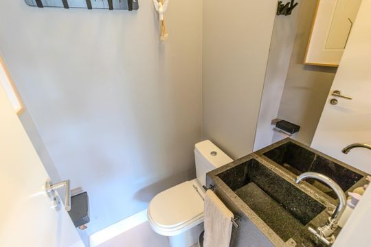 Comprar apartamento mobiliado com 3 quartos. — Banheiro