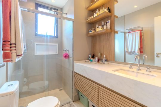 Comprar apartamento mobiliado com 3 quartos. — Banheiro