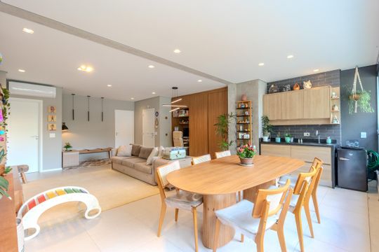 Comprar apartamento mobiliado com 3 quartos. — Varanda